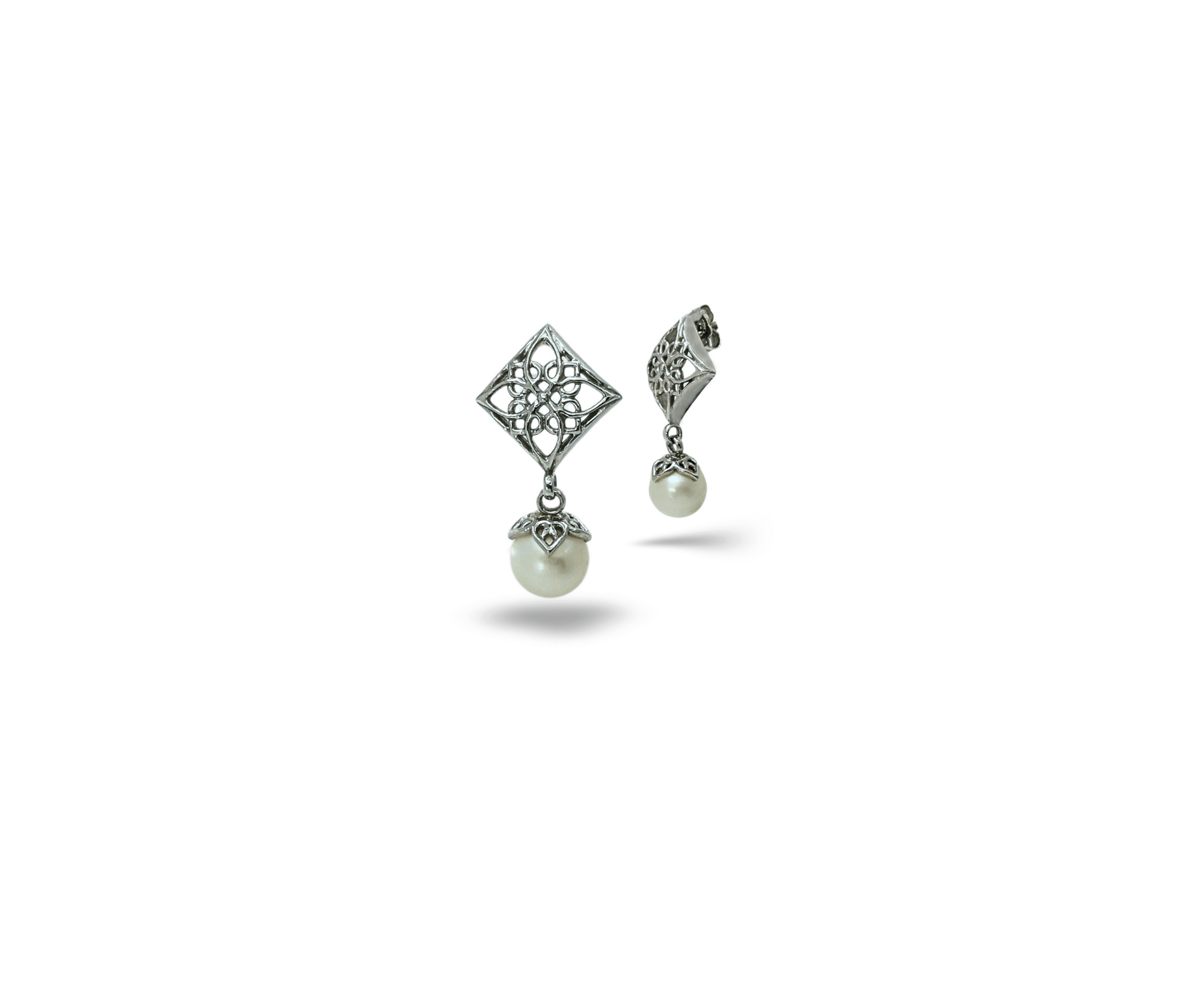 Eleganti orecchini Samira in argento 925 con perla d'acqua dolce e design arabesco sofisticato.