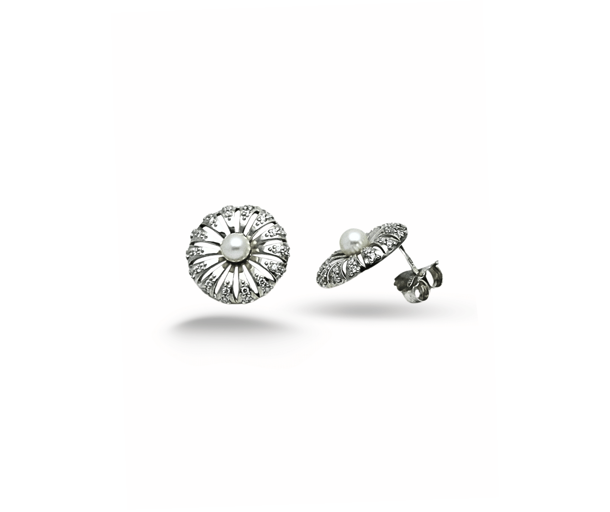 Orecchini artigianali in argento 925 con perla d’acqua dolce e zircone tondo, dal design raffinato ispirato alla margherita, perfetti per ogni occasione