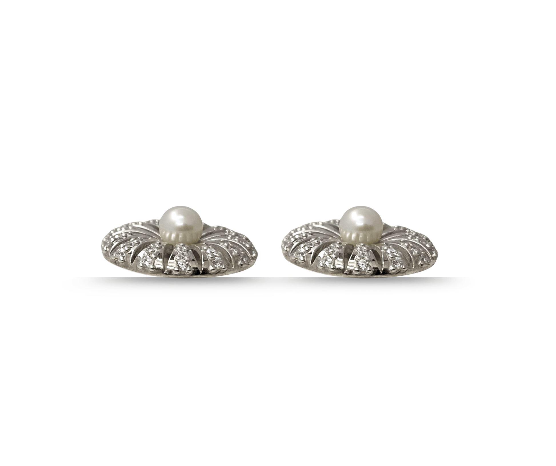 Orecchini artigianali in argento 925 con perla d’acqua dolce e zircone tondo, dal design raffinato ispirato alla margherita, perfetti per ogni occasione