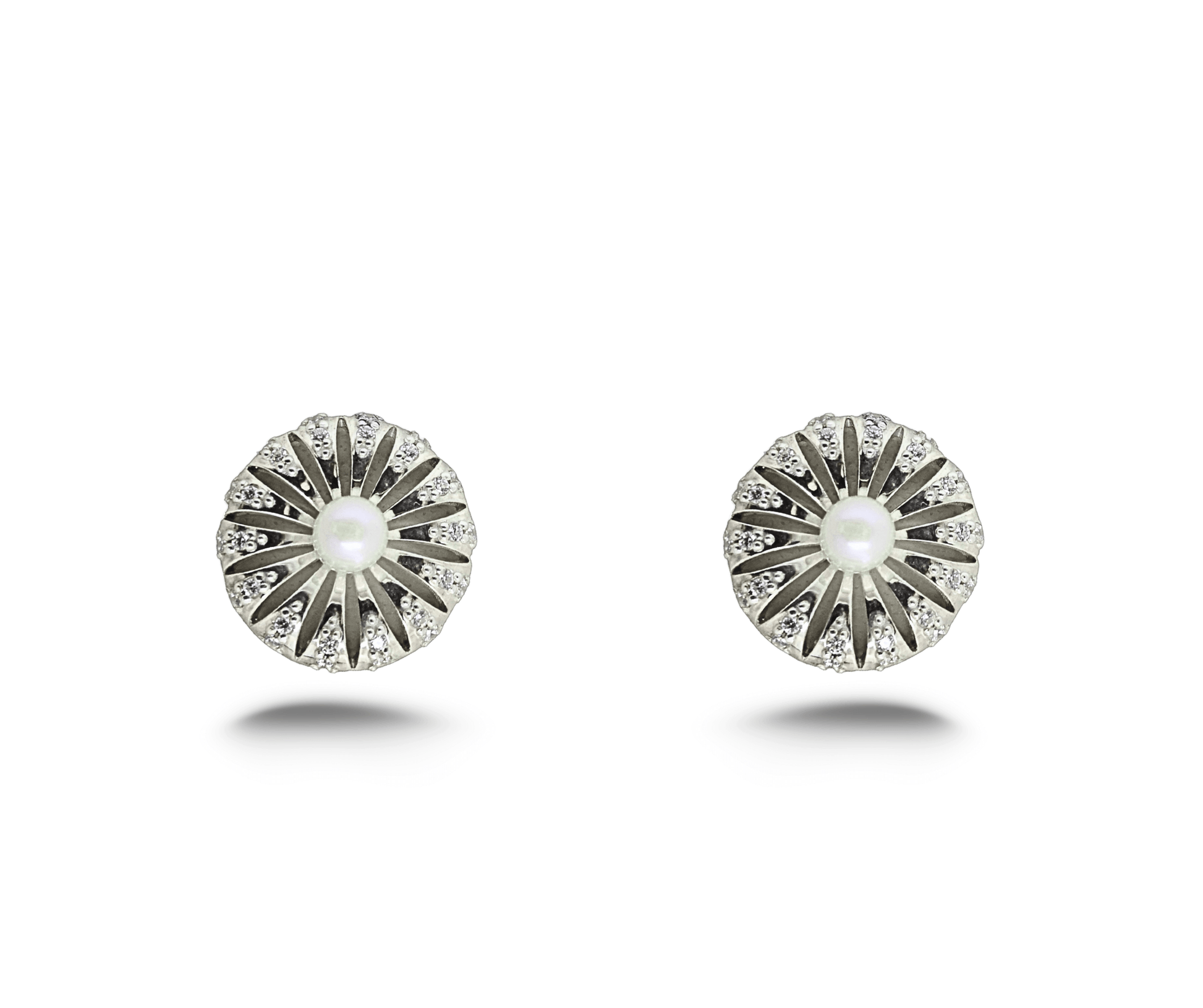 Orecchini artigianali in argento 925 con perla d’acqua dolce e zircone tondo, dal design raffinato ispirato alla margherita, perfetti per ogni occasione