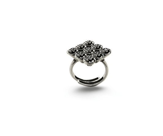 Anello in argento brunito Nerida con design a rombi e pietre bianche incastonate, elegante e raffinato.