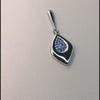 Elegant Orecchini Pavè Kallia in argento 925 con pavé di zirconia blu incastonati a mano.