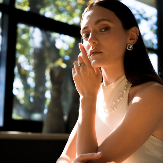 Anello a fascia in Argento con perla centrale – Venere