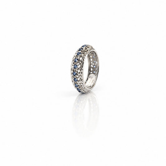 Anello a fascia Nimara in argento 925 con pietre blu intenso - Di Persìde, vista obliqua della lavorazione traforata.