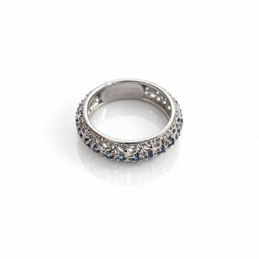 Anello a fascia Nimara in argento 925 con pietre blu intenso - Di Persìde, vista inclinata con dettagli delle pietre e dei trafori.