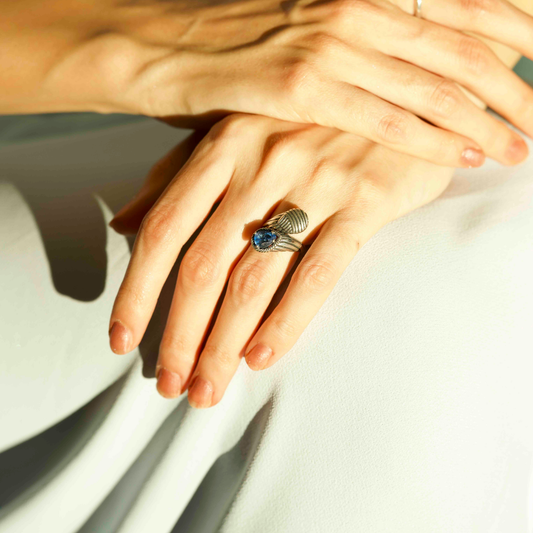 Anello contrarié con gemma a goccia blu – Foret