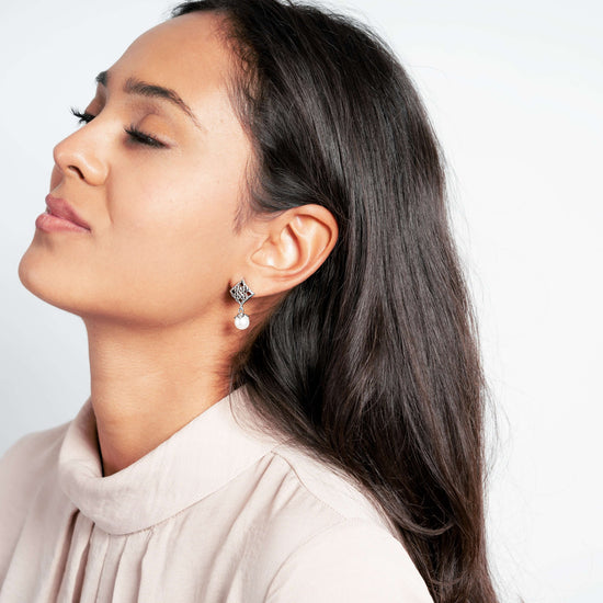 Orecchini arabeschi in argento 925 con perla acqua dolce Samira – Di Persìde