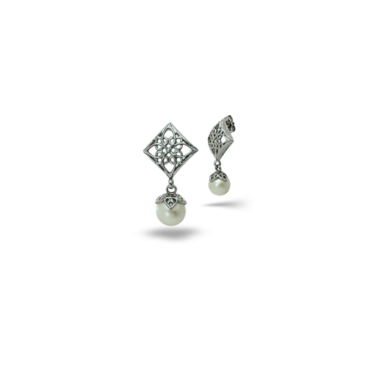 Eleganti orecchini Samira in argento 925 con perla d'acqua dolce e design arabesco sofisticato.