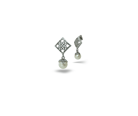 Eleganti orecchini Samira in argento 925 con perla d'acqua dolce e design arabesco sofisticato.
