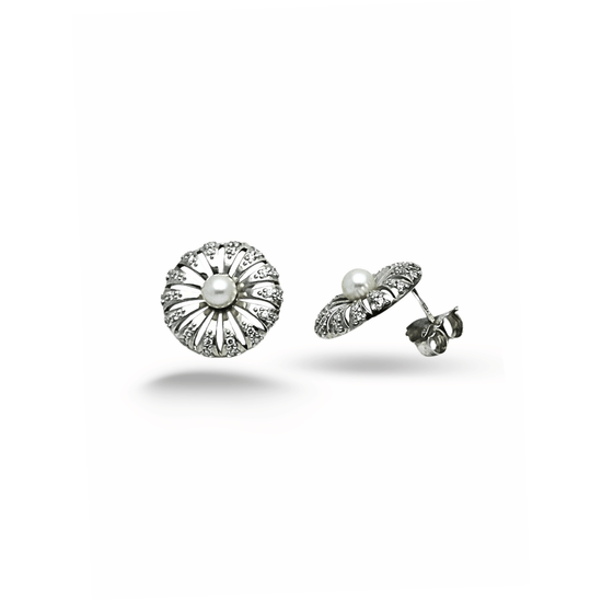 Orecchini artigianali in argento 925 con perla d’acqua dolce e zircone tondo, dal design raffinato ispirato alla margherita, perfetti per ogni occasione