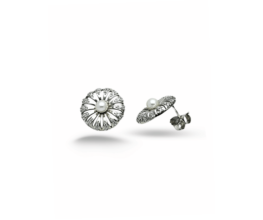 Orecchini artigianali in argento 925 con perla d’acqua dolce e zircone tondo, dal design raffinato ispirato alla margherita, perfetti per ogni occasione