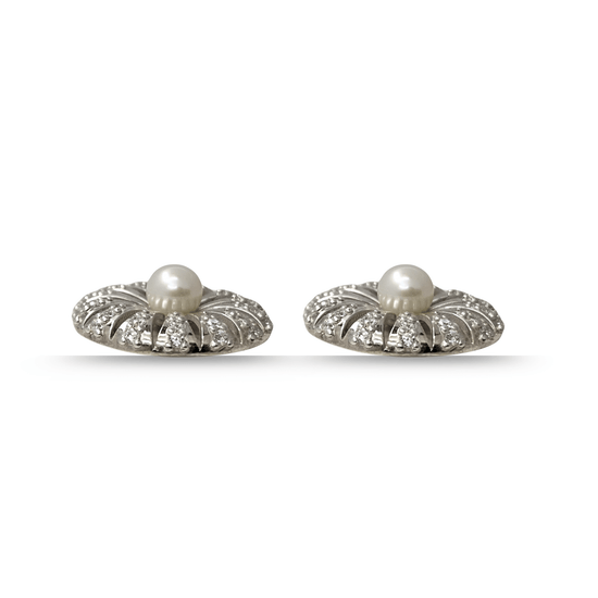 Orecchini artigianali in argento 925 con perla d’acqua dolce e zircone tondo, dal design raffinato ispirato alla margherita, perfetti per ogni occasione
