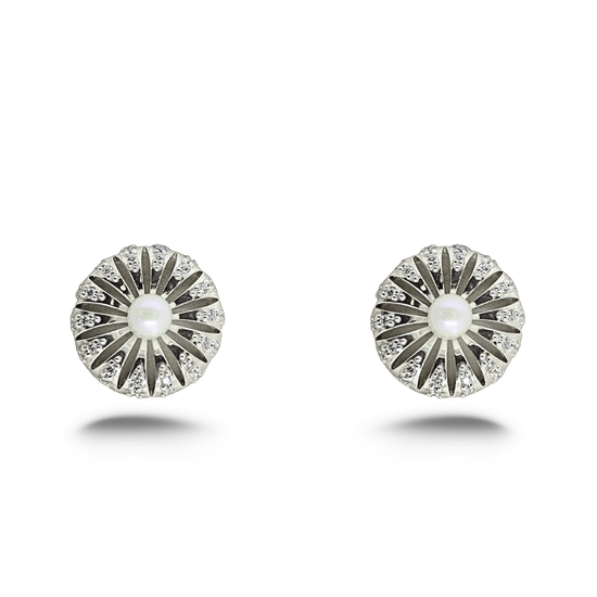 Orecchini artigianali in argento 925 con perla d’acqua dolce e zircone tondo, dal design raffinato ispirato alla margherita, perfetti per ogni occasione
