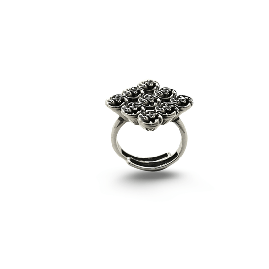 Anello in argento brunito Nerida con design a rombi e pietre bianche incastonate, elegante e raffinato.