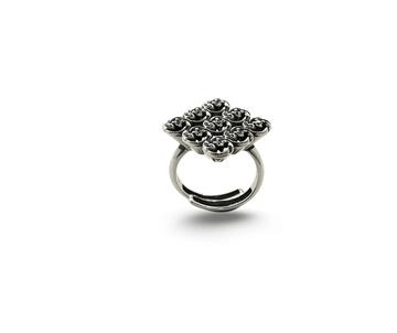 Anello in argento brunito Nerida con design a rombi e pietre bianche incastonate, elegante e raffinato.