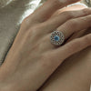 Anello chevalier con rosone a perlage e pietra centrale azzurra — Eclat