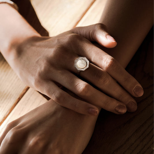 Anello in Madreperla Grigia con Pavé di Zirconi Bianchi–Octavia