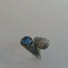 Anillo Contrarié con piedra preciosa azul en forma de lágrima – Foret